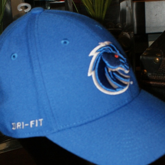 Nike Boise State Hat & T-shirt Bundle - Picture 4 of 6